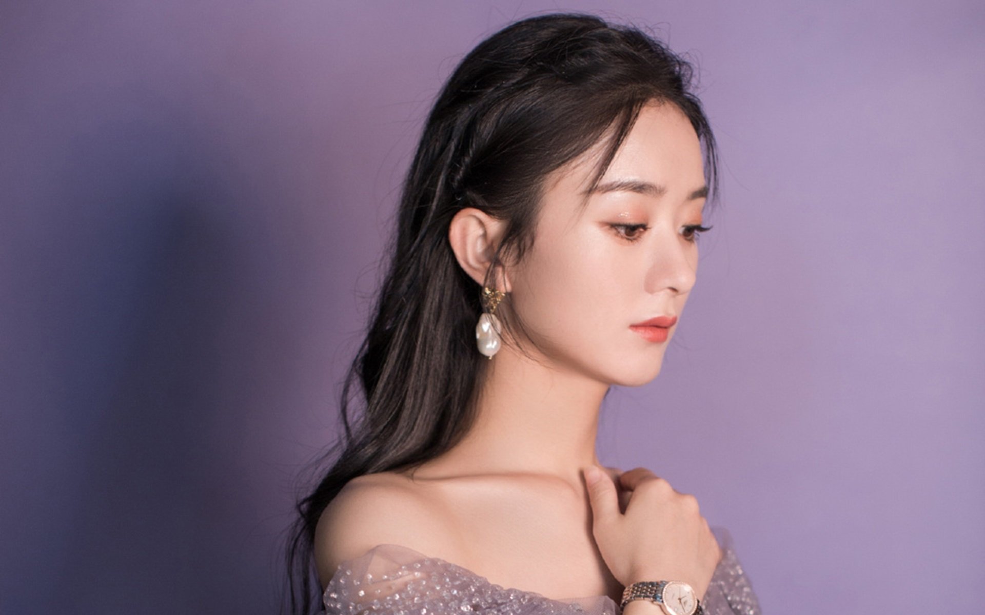 “未来之星：青少年足球运动员崭露头角”，未来之星足球队的教练和小队员正在研究