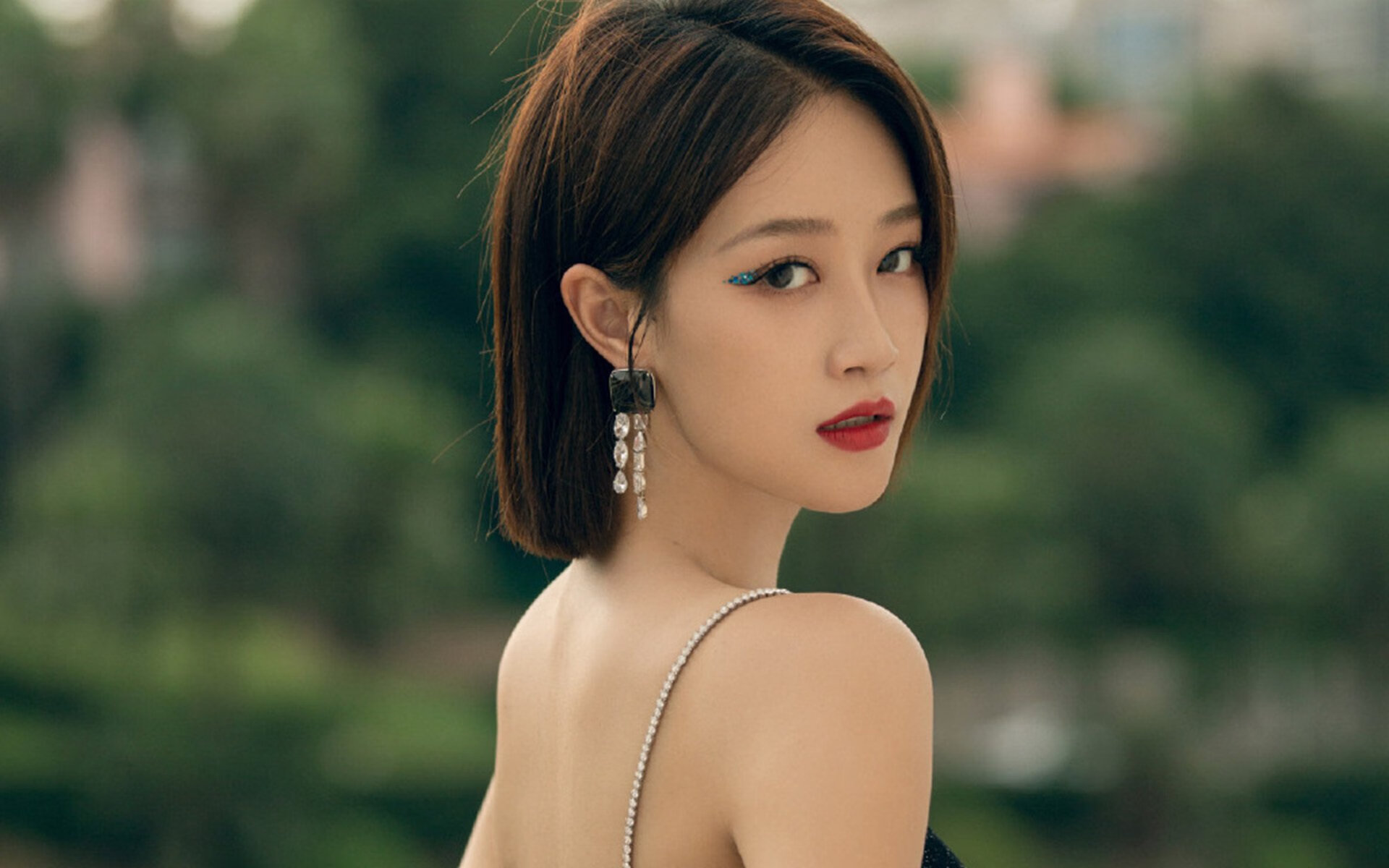 后卫线竞争激烈谁能成为国家队新大脑，后卫什么